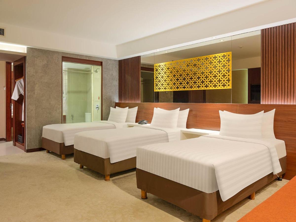 The Alana Yogyakarta Hotel And Convention Center Sleman  Esterno foto