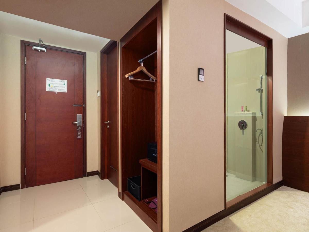 The Alana Yogyakarta Hotel And Convention Center Sleman  Esterno foto