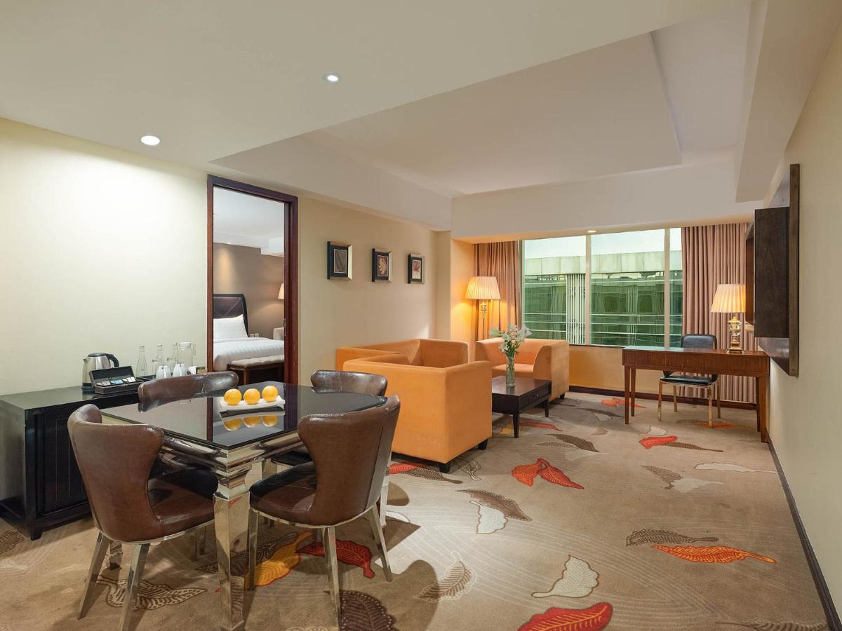 The Alana Yogyakarta Hotel And Convention Center Sleman  Esterno foto