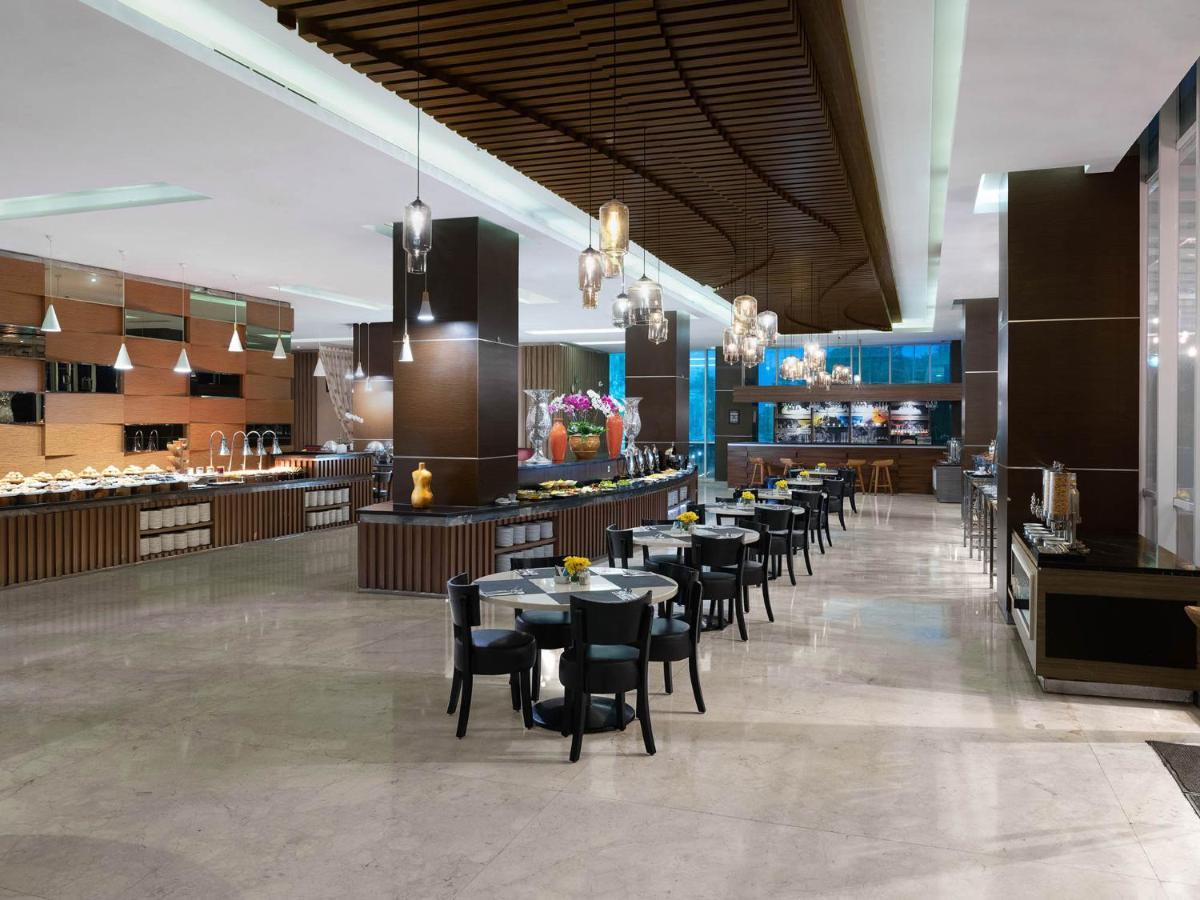 The Alana Yogyakarta Hotel And Convention Center Sleman  Esterno foto