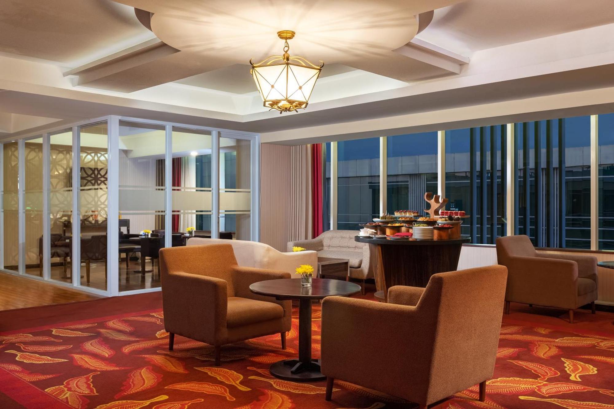 The Alana Yogyakarta Hotel And Convention Center Sleman  Esterno foto